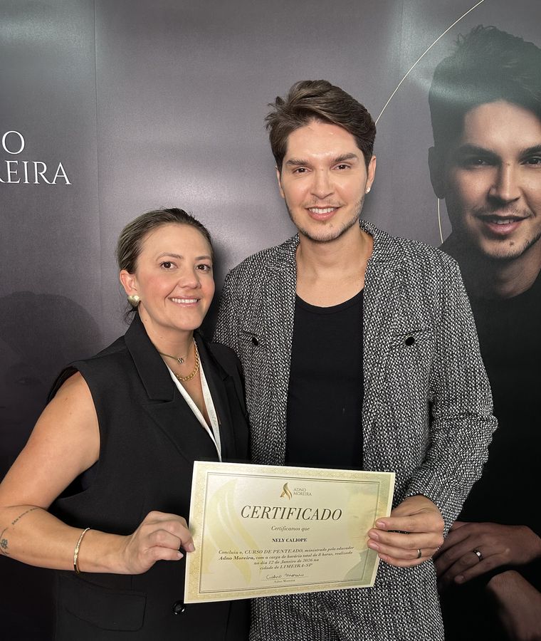 Nely Caliope recebendo certificado de curso de penteado