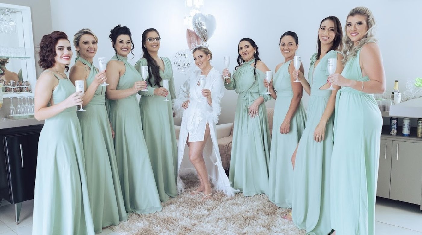 Noiva com as madrinhas no dia do casamento